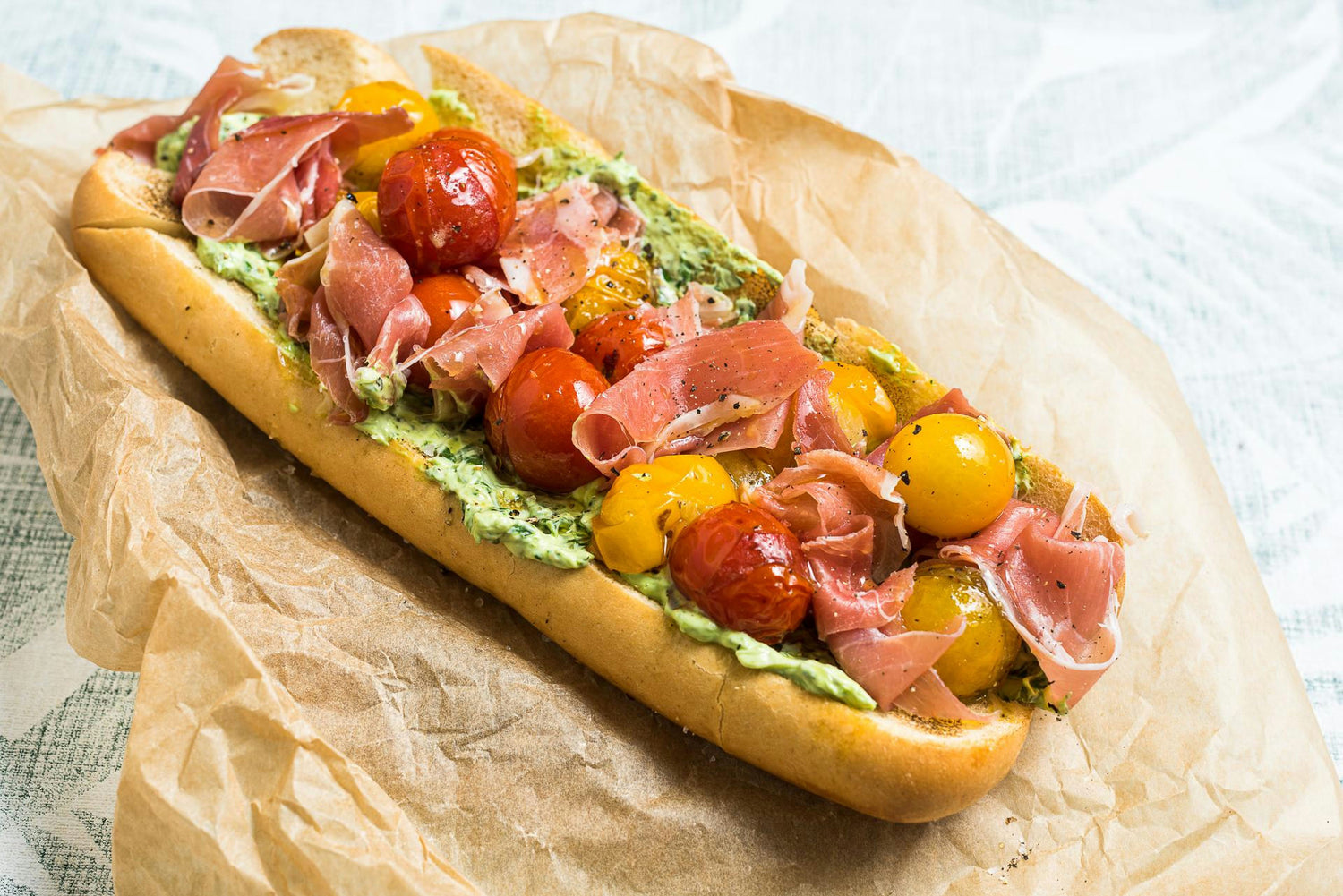 Krõbe baguette ahjus röstitud tomatite, spinatikreemi ja toorsingiga