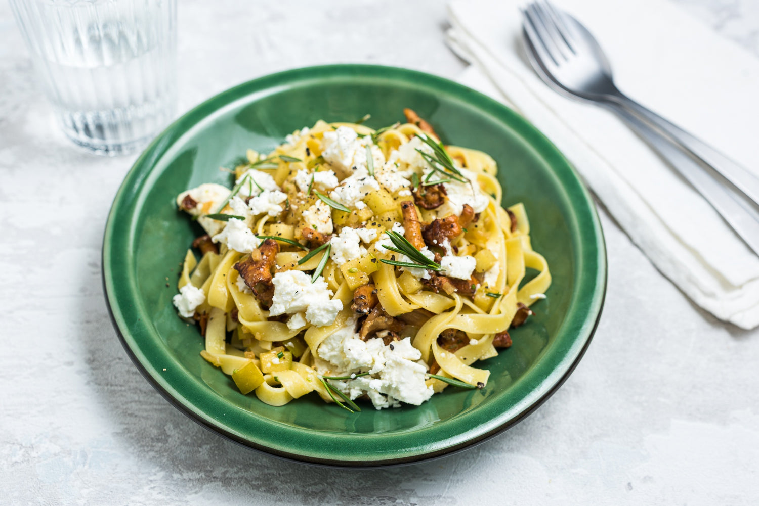 "Tagliatelle pasta kukeseente, feta ja õuntega": Hero Image - Pos 1