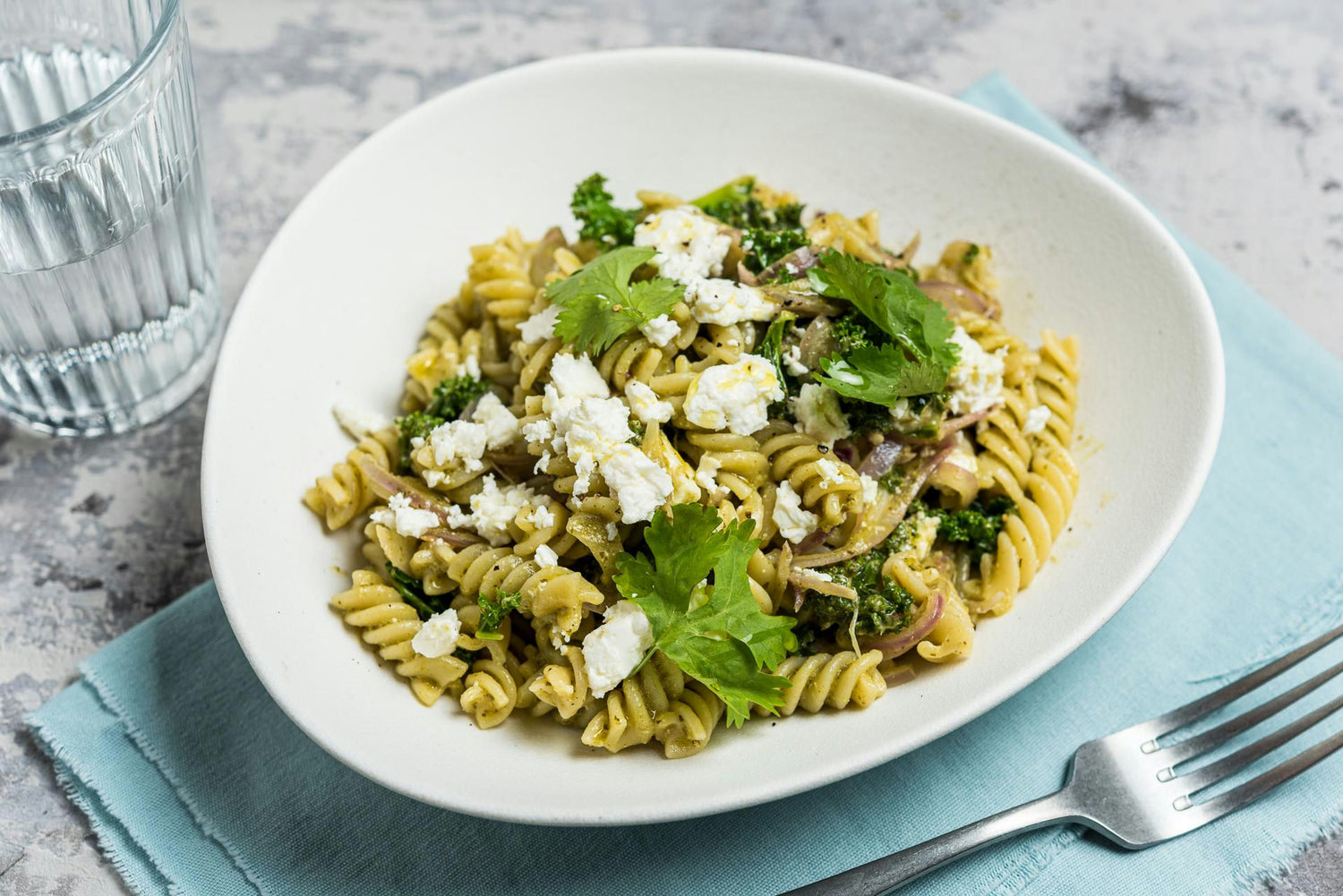 Pestokastmes fusilli pasta lehtkapsa ja fetajuustuga