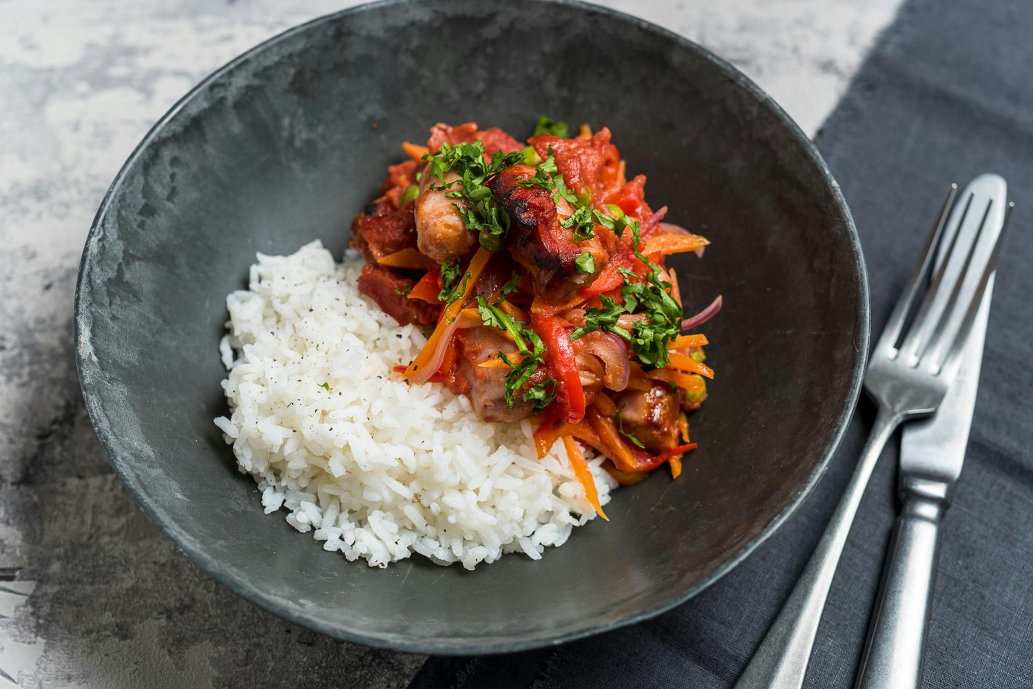 Tomatine ahjupada toorvorstide ja riisiga